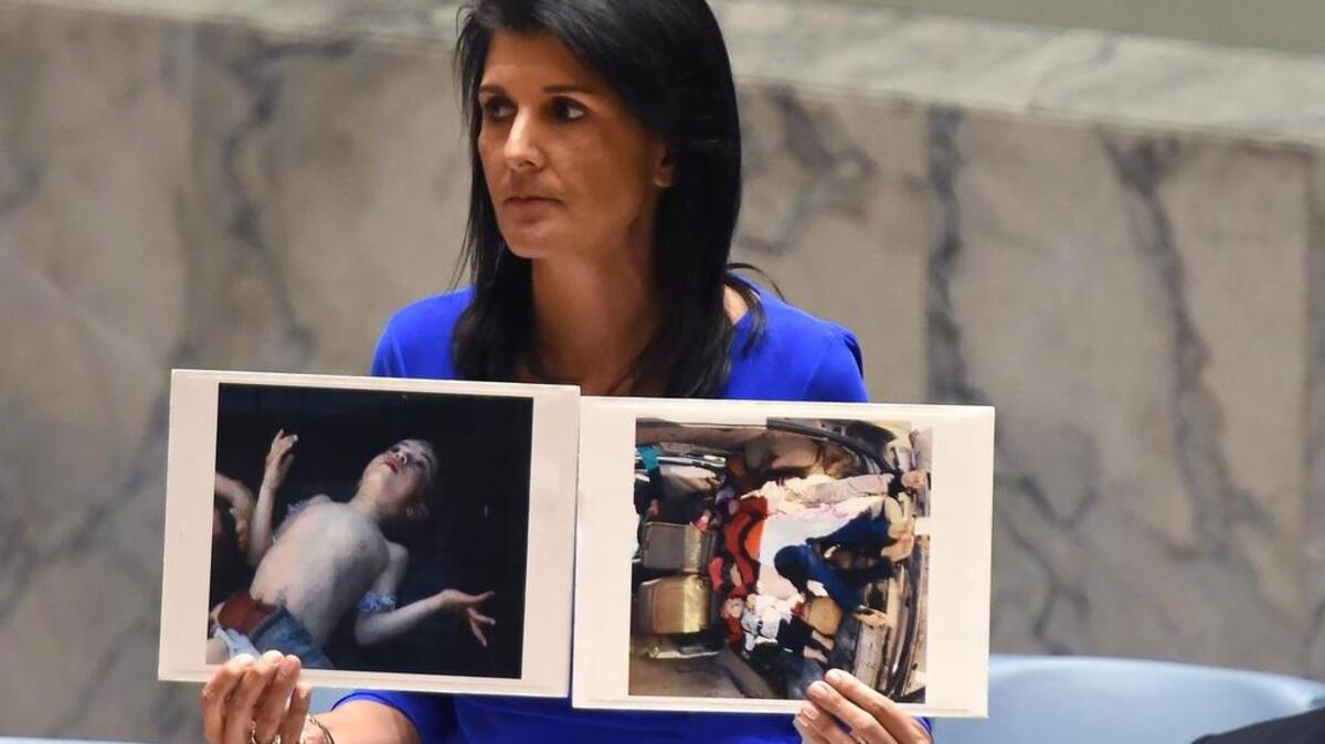 Nikki Haley sostiene fotografías de víctimas sirias en una sesión de la ONU el 5 de abril de 2017.