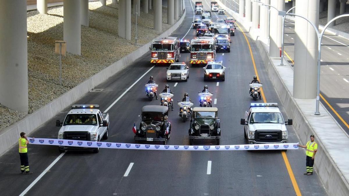 
Ferrovial, inauguró el jueves, tres meses antes de lo previsto, la autopista LBJ Express, que combina vías de servicio y carriles de peaje con el objetivo de aliviar la congestión de tráfico en el área de Dallas-Fort Worth, en el estado de Texas.
