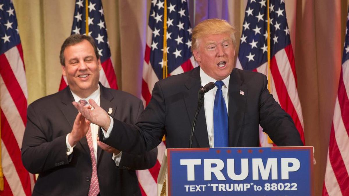 El precandidato a la presidencia de EEUU Donald Trump (d) pronuncia un discurso junto al gobernador de New Jersey Chris Christie (i) durante un acto de campaña parte del Súper Martes el martes 1 de marzo de 2016, en Palm Beach.