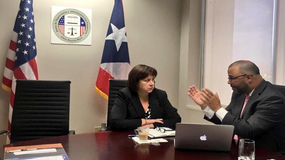 Secretario Manuel A. Laboy Rivera junto a Natalie Jaresko, directora ejecutiva de la Junta de Supervisión Fiscal, discutiendo plan Desarrollo Eco.