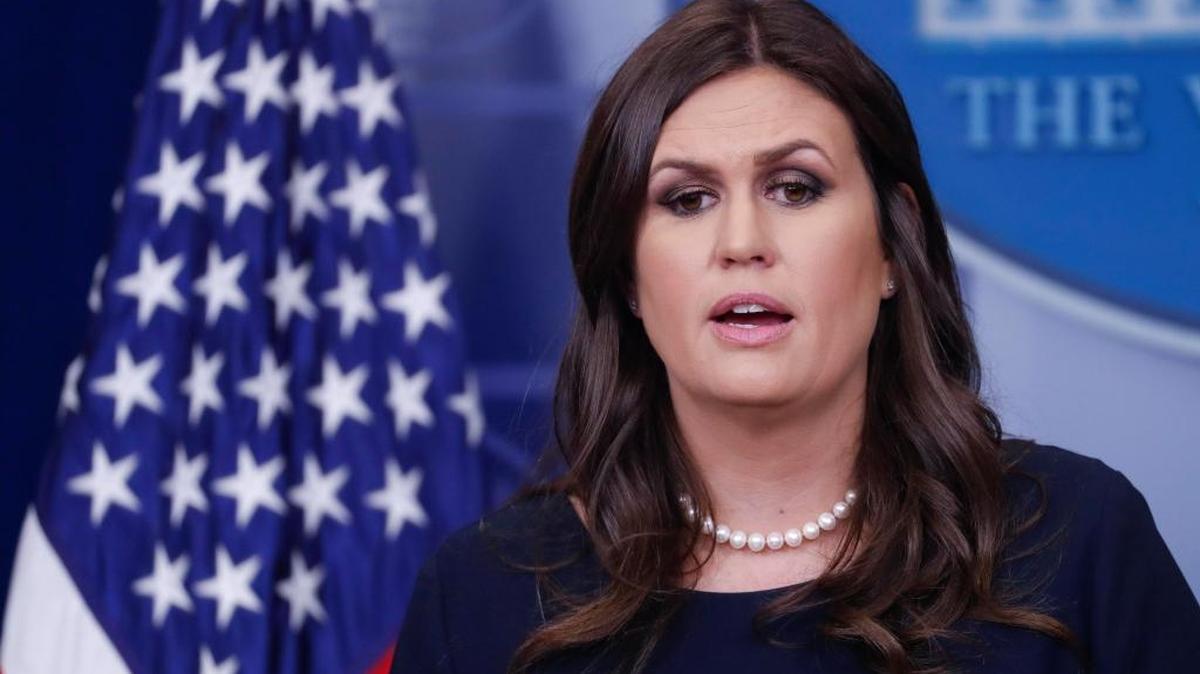 La secretaria de prensa de la Casa Blanca Sarah Huckabee Sanders responde preguntas de los medios, durante la rueda de prensa diaria en la Casa Blanca, en Washington (Estados Unidos) el 18 de octubre de 2017.
