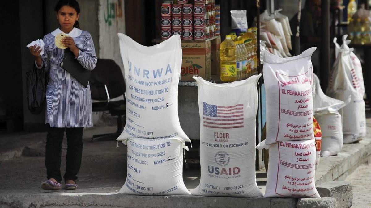 Sacos de harina, una parte de la ayuda humanitaria de Estados Unidos en una tienda de alimentos en la ciudad de Gaza.