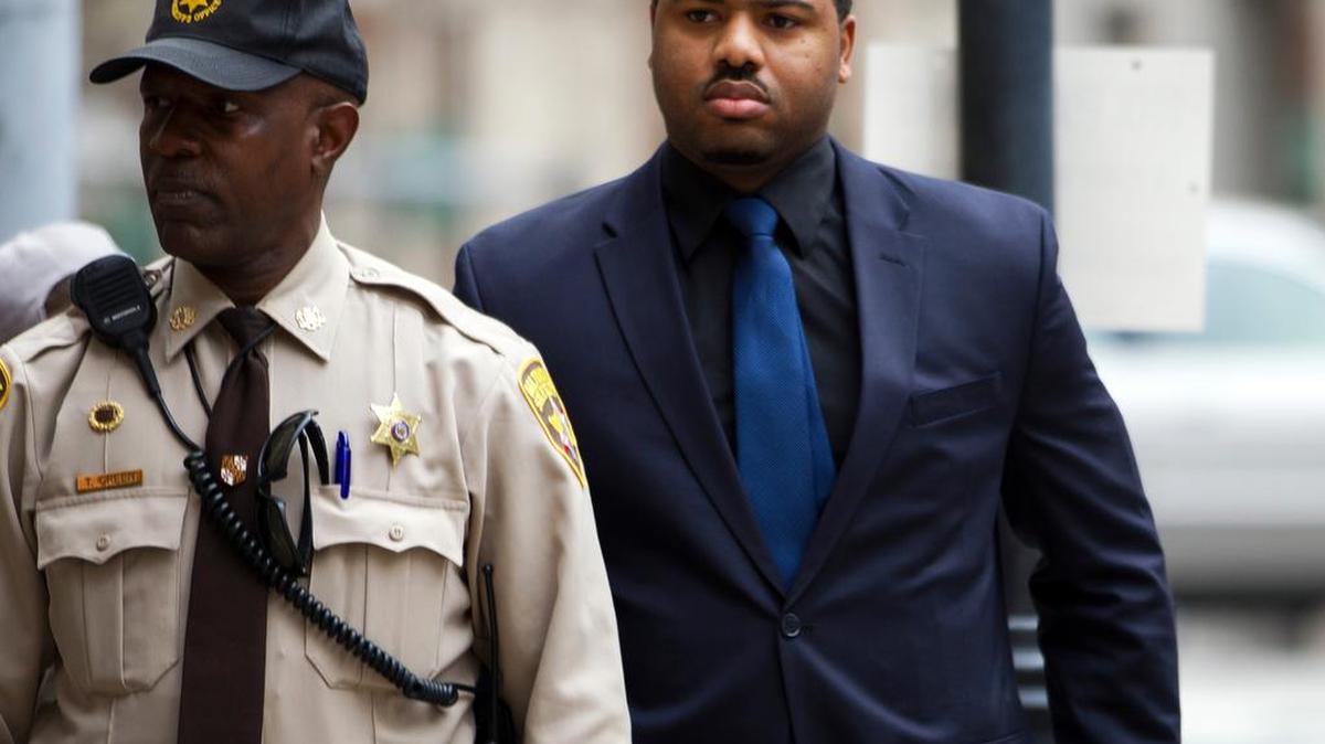 William Porter (der.), era el primero de seis policías que iba a ser juzgado en Baltimore por el caso de la muerte del joven negro Freddie Gray.