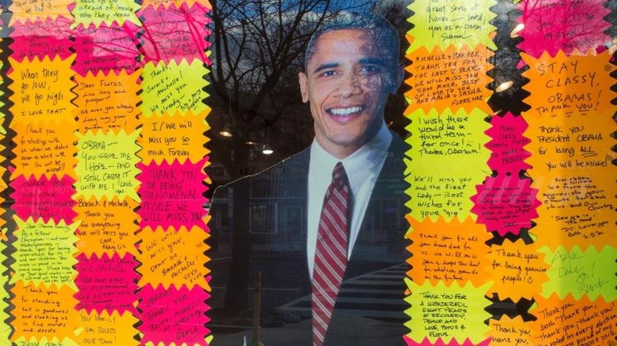 Notas dando gracias al presidente Barack Obama an sido colocadas alrededor de su foto en la bitrina de una tienda en Cleveland Park llamada "Wake Up Little Susy" en Washington, DC.