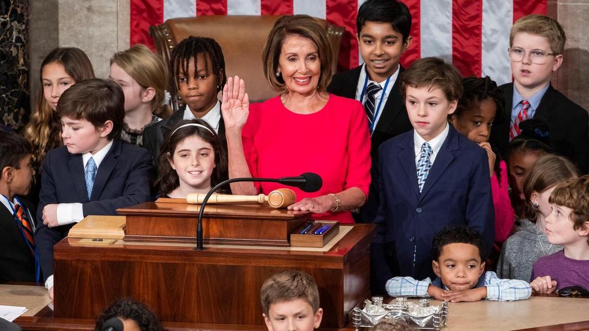 La líder demócrata Nancy Pelosi rodeada de sus nietos y los hijos de otros legisladores tras ser elegida presidenta de la Cámara Baja de EEUU en el Congreso estadounidense en el Capitolio, en Washington, Estados Unidos, el 3 de enero de 2018.