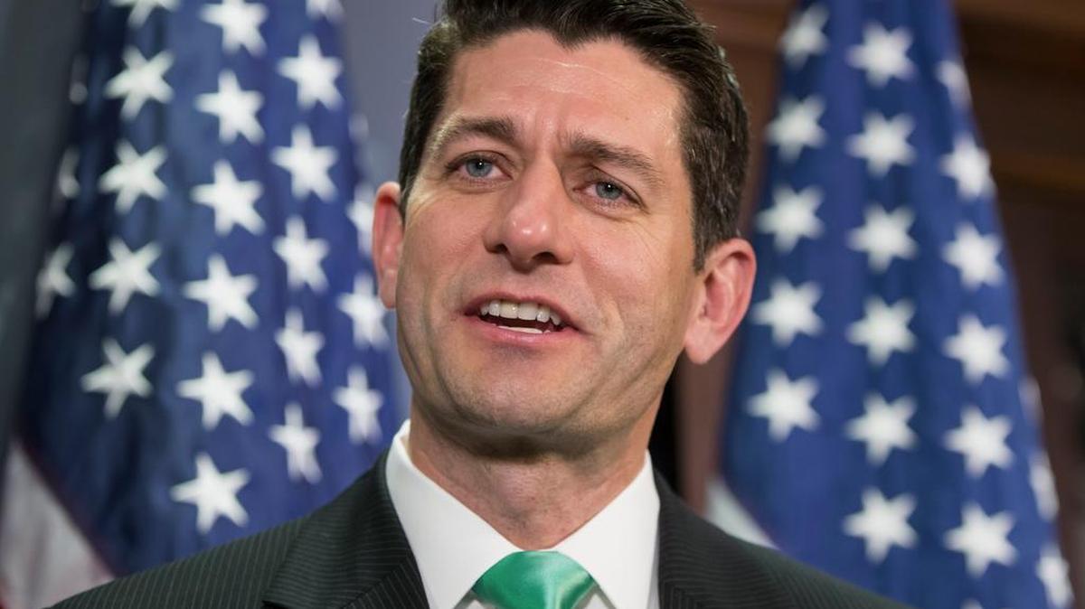 El presidente de la Cámara de Representantes, el republicano Paul Ryan dijo que estamos defendiendo a la gente de este país contra un sector creciente de burócratas no elegidos que están ejecutando nuestras leyes”.