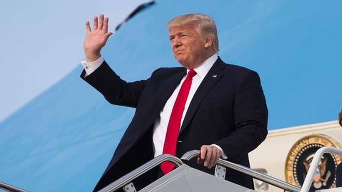 El presidente de Estados Unidos, Donald Trump, su hijo Barron y primera dama Melania Trump a su llegada a Maryland, el 16 de abril de 2017.