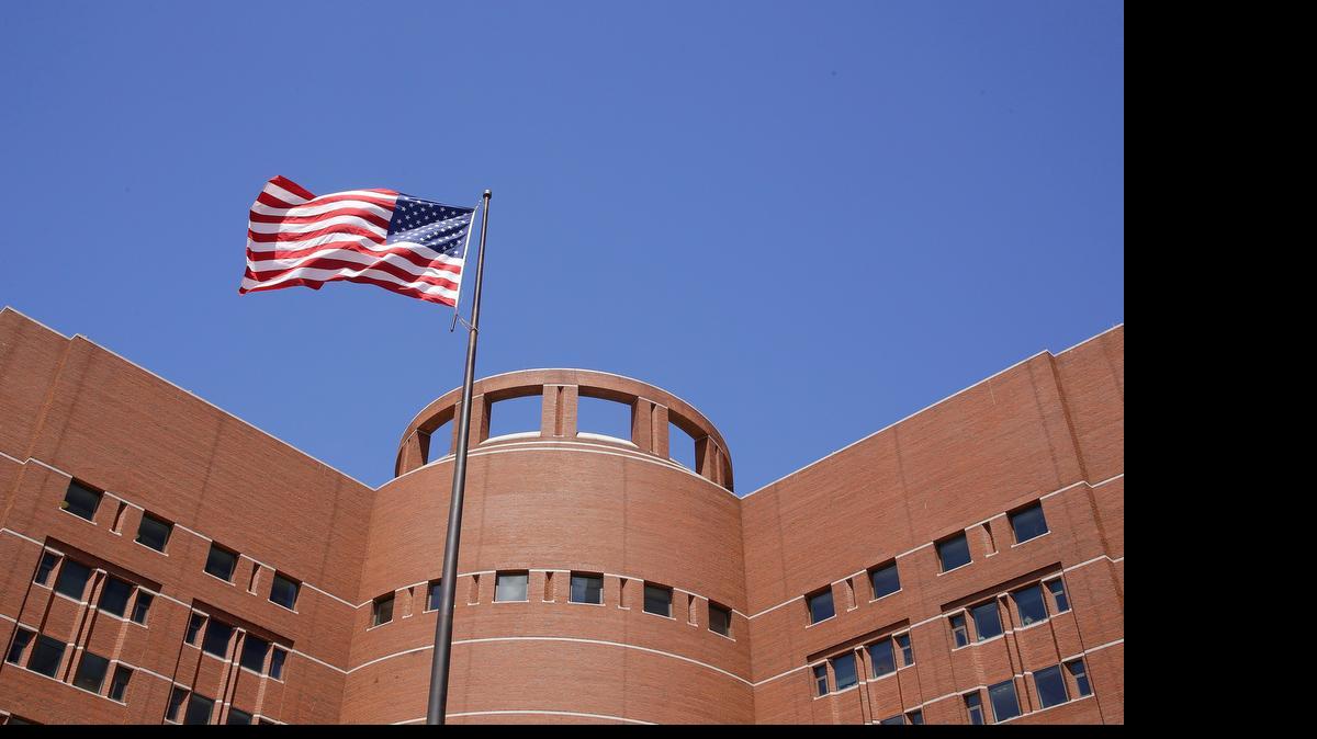 
El edificio de la corte de justicia, John Joseph Moakley, en Boston, donde se lleva a cabo el proceso del cierre del juicio al asesino del maratón Dzhokhar Tsarnaev.
