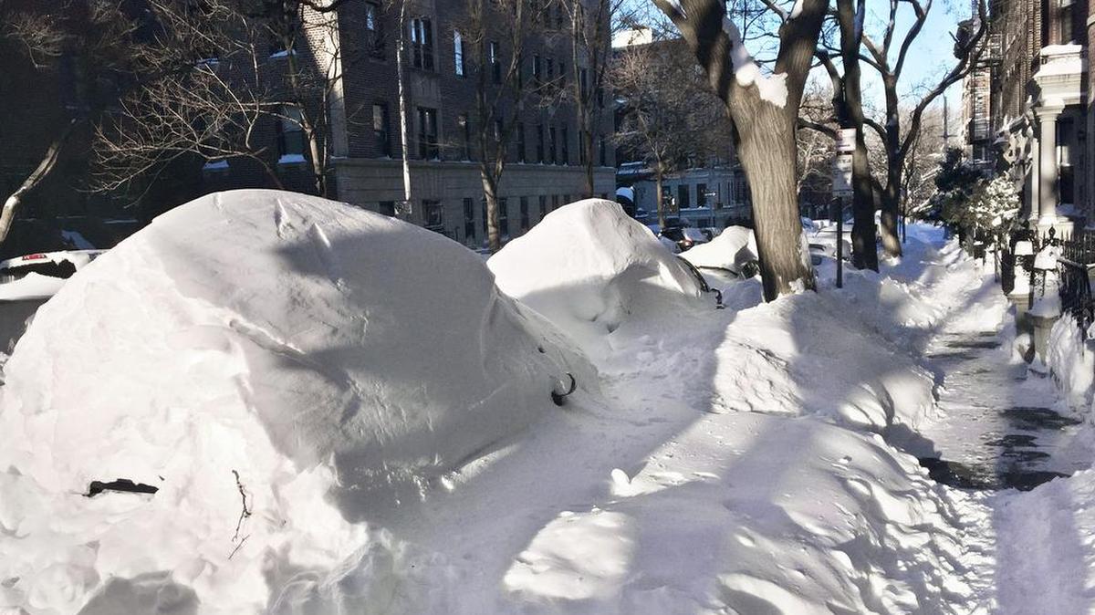 Automóviles bajo la nieve en la comunidad Park Slope en Brooklyn, ciudad de Nueva York.