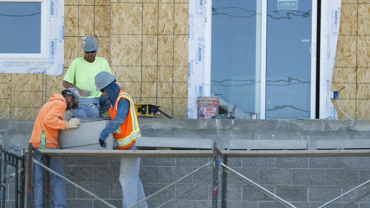 Trabajadores de construcción ponen bloques de cemento en un nuevo complejo de apartamentos el jueves 13 de abril 2017, en Orem, Utah.