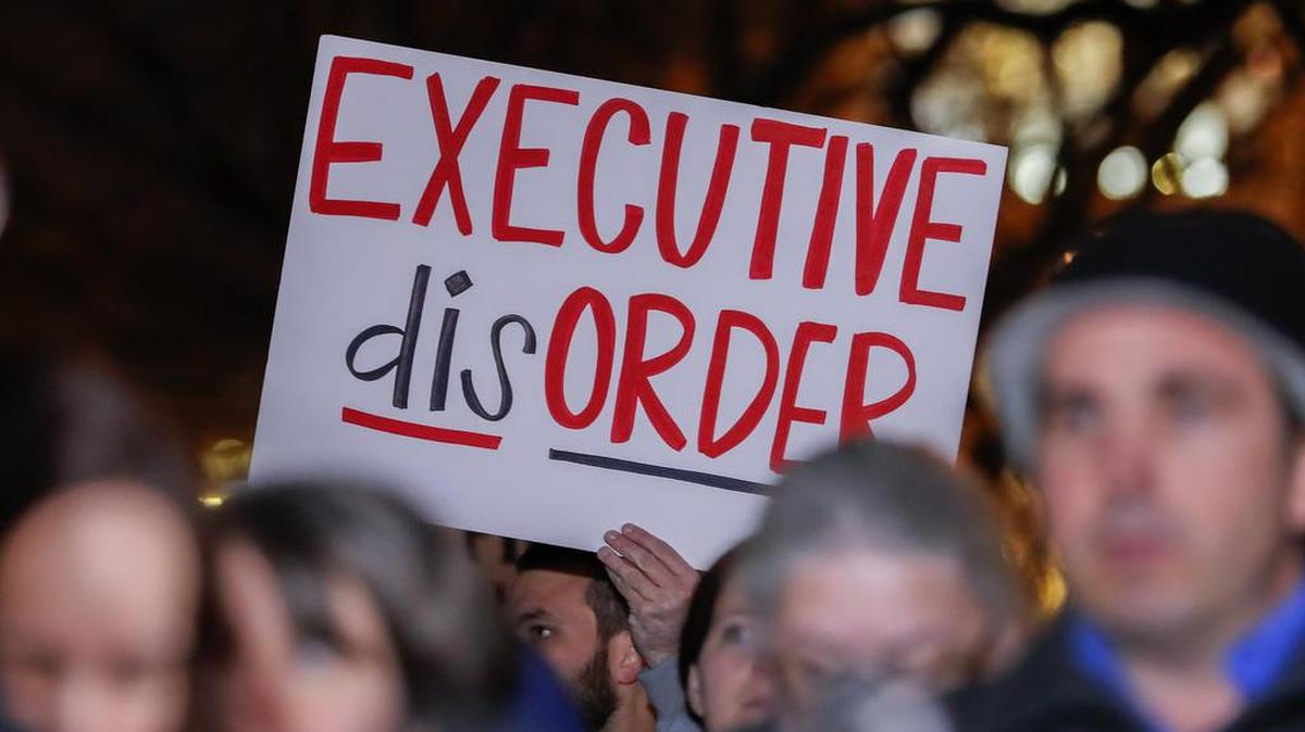 Un grupo de personas participa en una protesta contra la orden ejecutiva revisada del presidente estadounidense, Donald J. Trump, que prohíbe las visas de viaje de seis países de mayoría musulmana, el lunes 6 de marzo de 2017, en el parque Lafayette, en Washington DC.