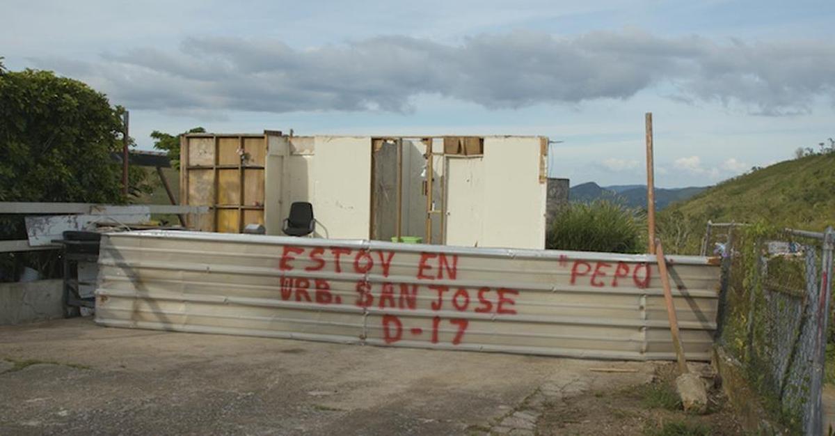 Un residente de Aibonito, Puerto Rico, decidió escribir entre los escombros de lo que fue una casa, su nuevo paradero.