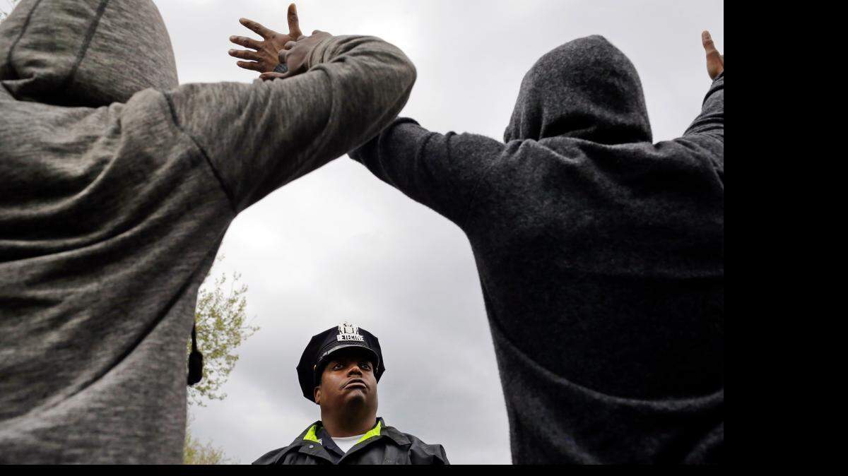 <cutline_leadin>La tensión</cutline_leadin> se siente en la ciudad de Baltimore, de 620,000 habitantes a raíz de la muerte el domingo de Freddie Gray, por una fractura de las vértebras cervicales.
