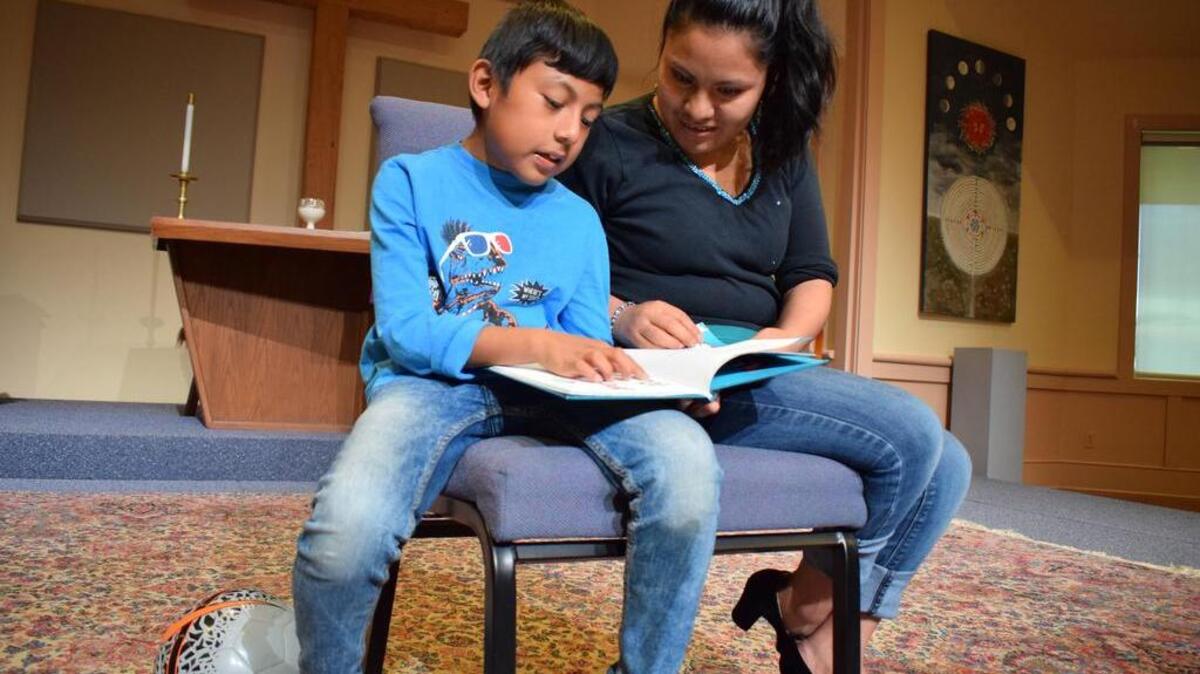Fotografía del 3 de marzo de 2017, de la guatemalteca indocumentada Hilda Ramírez y su hijo iván, que aprendió a leer en español e inglés gracias a la ayuda de la comunidad de la iglesia presbiteriana de San Andrés, situada al norte de Austin, Texas (EEUU).