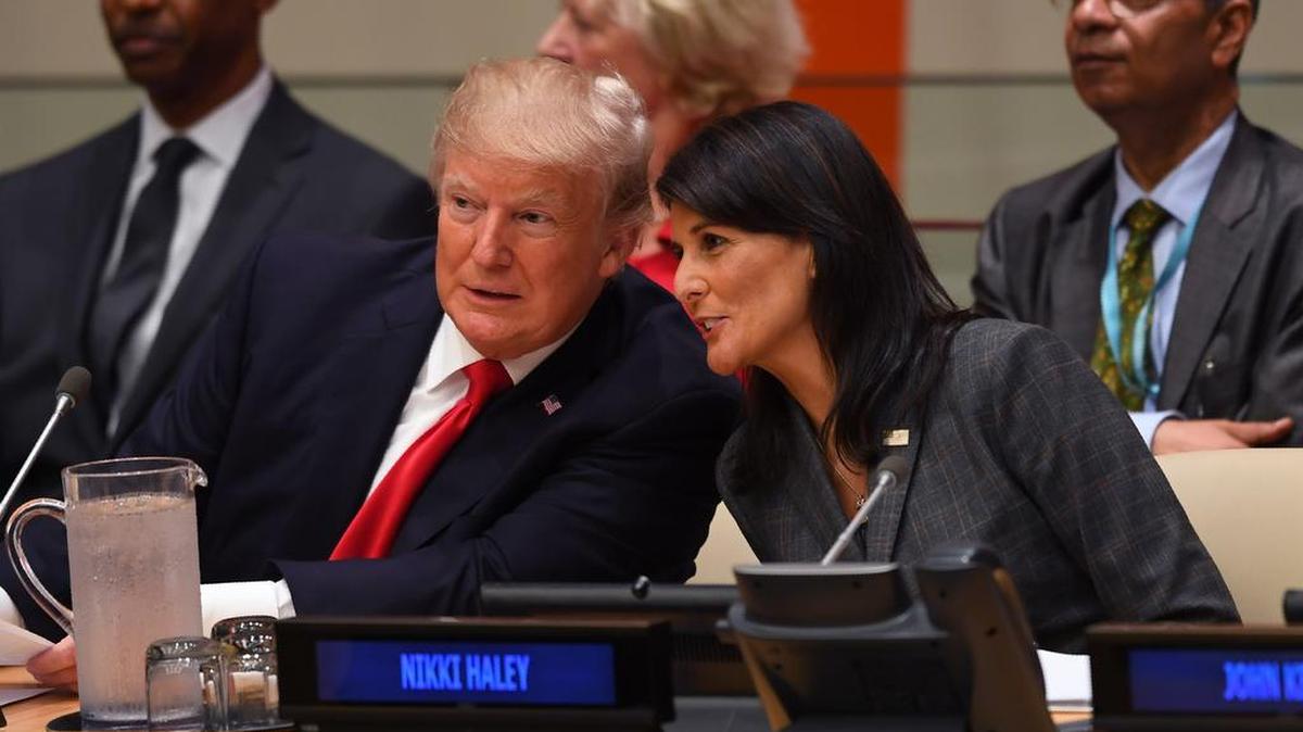 El Presidente de los Estados Unidos, Donald Trump, y la embajador de los Estados Unidos en la ONU, Nikki Haley, hablan durante una reunión sobre la Reforma de las Naciones Unidas en las Naciones Unidas el 18 de septiembre de 2017.