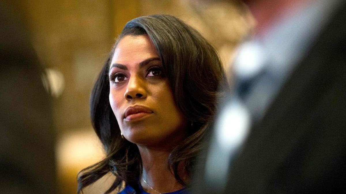 En esta foto de archivo tomada el 16 de enero de 2017, Omarosa Manigault, miembro del equipo del presidente electo Donald Trump, escucha a Martin Luther King III hablar con los medios luego de reunirse con el presidente electo en Trump Tower en la ciudad de Nueva York el 16 de enero de 2017.  