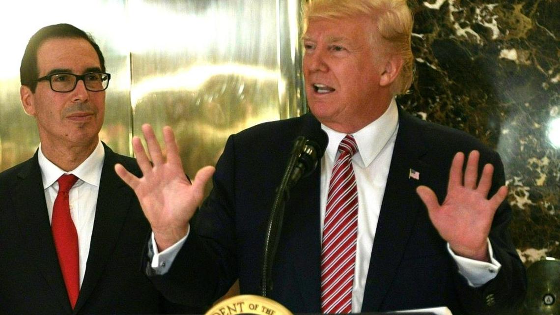 El presidente Donald Trump habla a la prensa sobre los hechos ocurridos en Charlottesville en lobby de Trump Tower en New York el 15 de agosto.