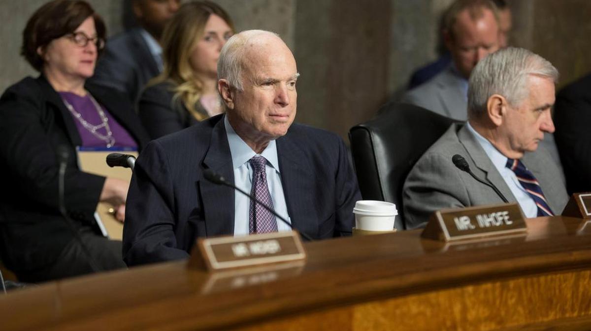 El senador republicano y presidente del comité de Servicios Armados en el Senado, John McCain, centro, preside una reunión del comité en el Capitolio de Washington D.C., el 30 de noviembre del 2017. McCain ha confirmado que votará a favor del plan republicano de reforma fiscal impulsado por el presidente Donald Trump.