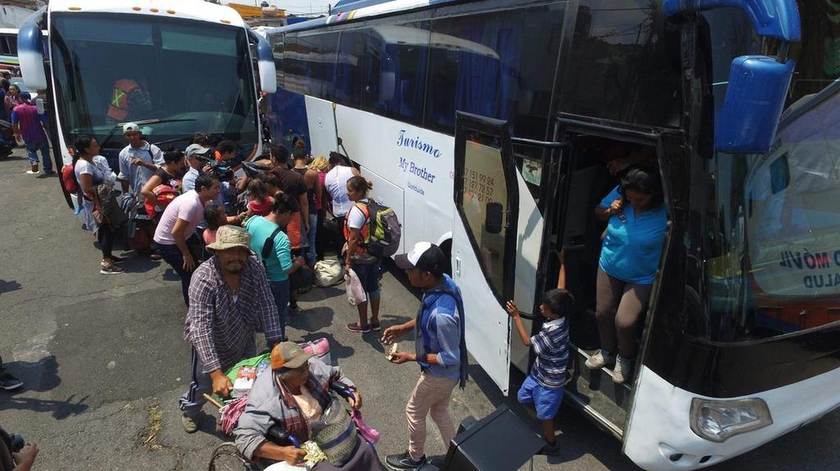 Migrantes centroamericanos que participan en la caravana hacia los Estados Unidos llegan al estado de Puebla, México.