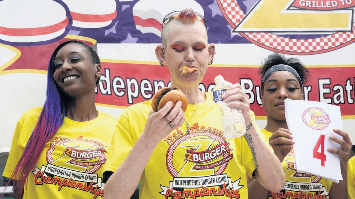La concursante Molly Schuyler revalidó el lunes su victoria en la competición anual de comer hamburguesas celebrada en Washington por el Día de la Independencia de Estados Unidos al devorar 34 en diez minutos.