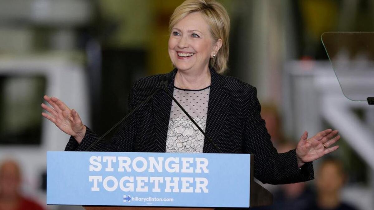 La candidata demócrata Hillary Clinton da un discurso durante un acto de campaña en Warren, Michigan.
