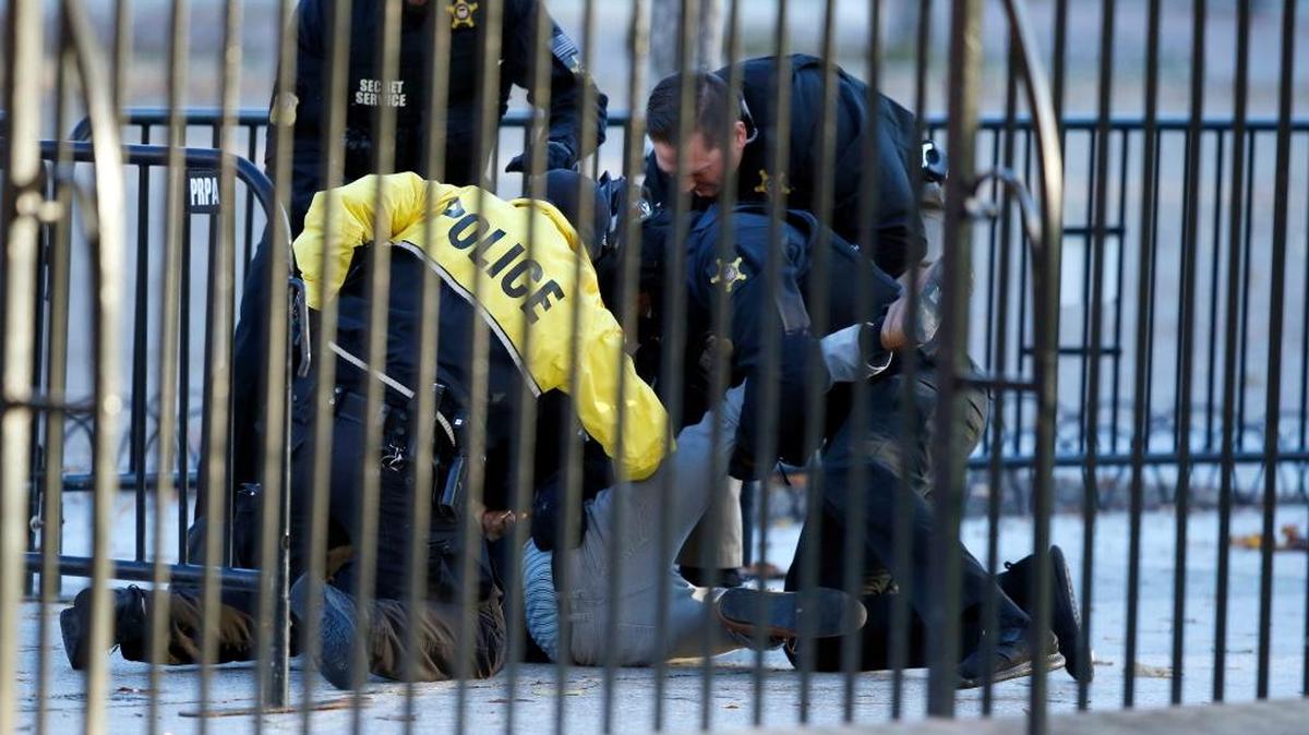 Agentes de seguridad arrestan al hombre que trató de saltar la cerca de la Casa Blanca el domingo.
