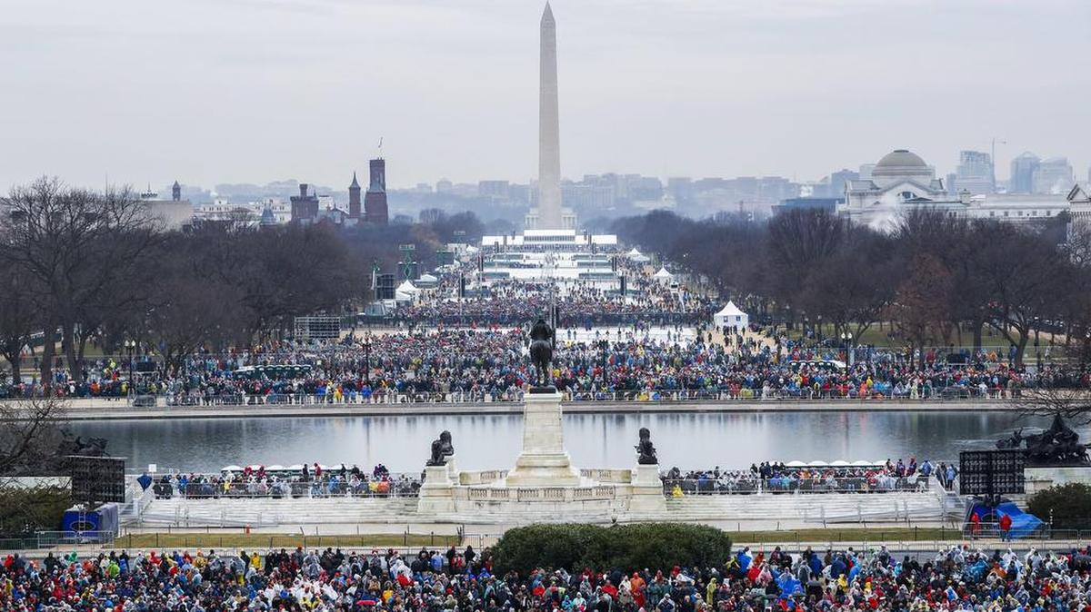 La gente comienza a llenar el National Mall, situado entre el Capitolio y el Monumento a Washington, varias horas antes de que el empresario neoyorquino Donald Trump sea investido nuevo presidente de Estados Unidos en Washington DC este 20 de enero de 2017.