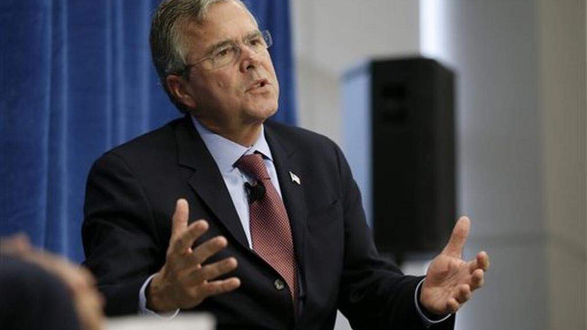 
El aspirante presidencial republicano Jeb Bush habla en un fórum organizado por Americans for Peace, Prosperity and Security, el jueves en Davenport, Iowa. 
