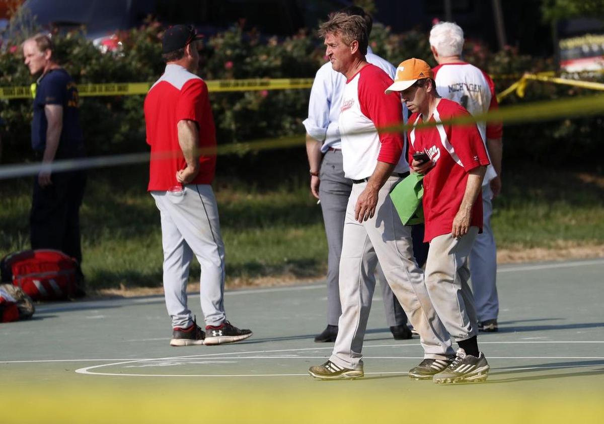El senador republicano Jeff Flake (2d) permanece en el lugar donde se produjo un tiroteo en Alexandria, Virginia (Estados Unidos), el 14 de junio de 2017.