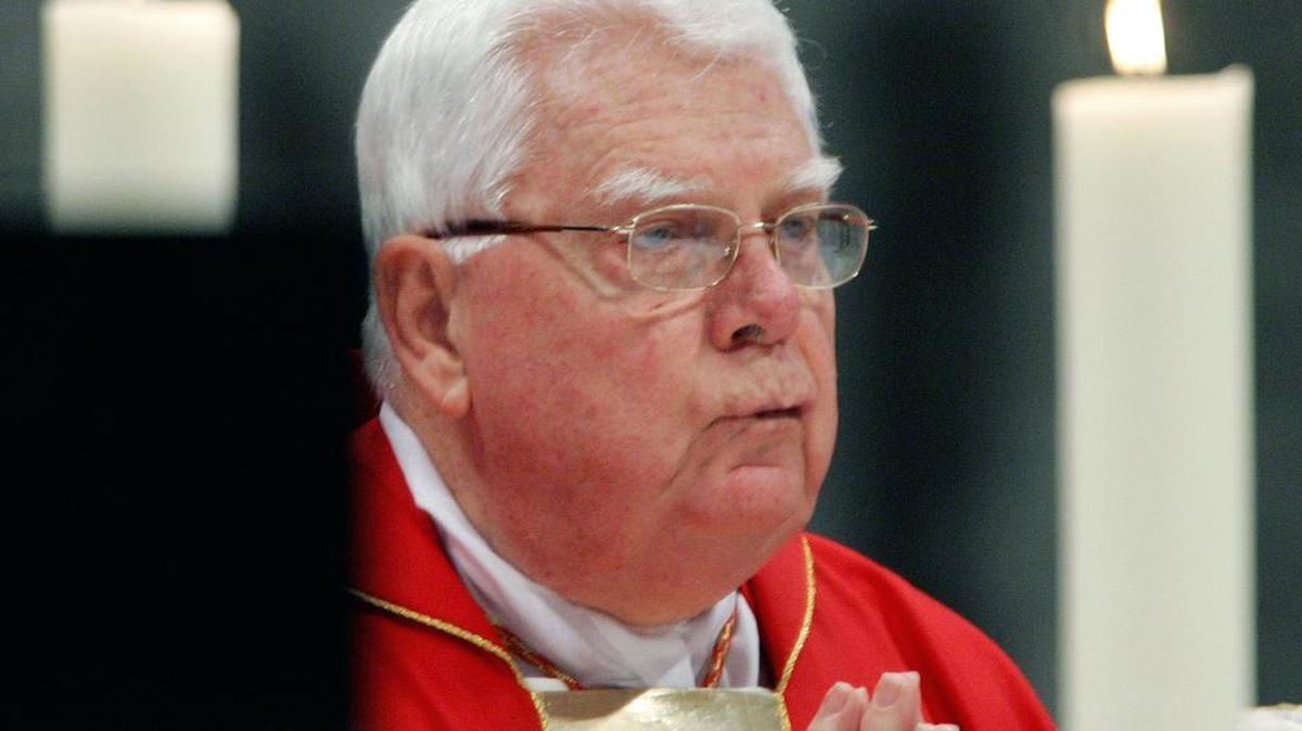 El cardenal Bernard Law aparece en esta foto tomada en abril del 2005. Las denuncias sobre su encubrimiento de escándalos de pederastia le obligaron a renunciar.