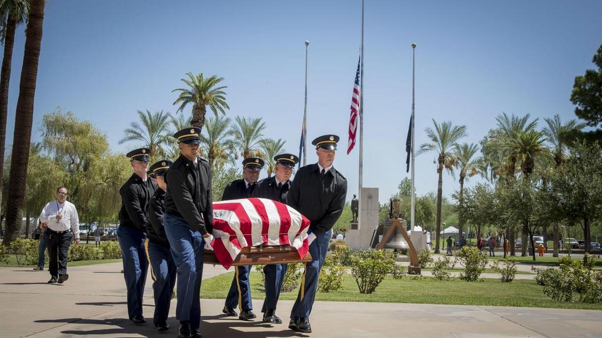 Oficiales de la Guardia Nacional del Ejército de Arizona llevan el ataúd del senador estadounidense John McCain hacia el edificio del Capitolio del estado de Arizona, el martes 28 de agosto de 2018, en Phoenix, Arizona.
