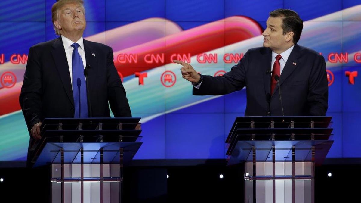 Ted Cruz discute con Donald Trump en un momento del debate del jueves en Houston.