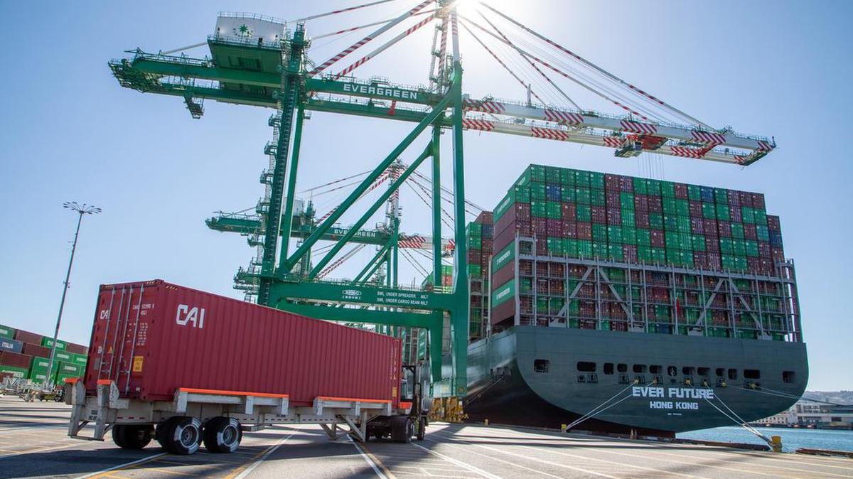 Trabajadores cargan y descargan contenedores en la terminal Evergreen en el Puerto de Los Ángeles, el 13 de octubre del 2021.