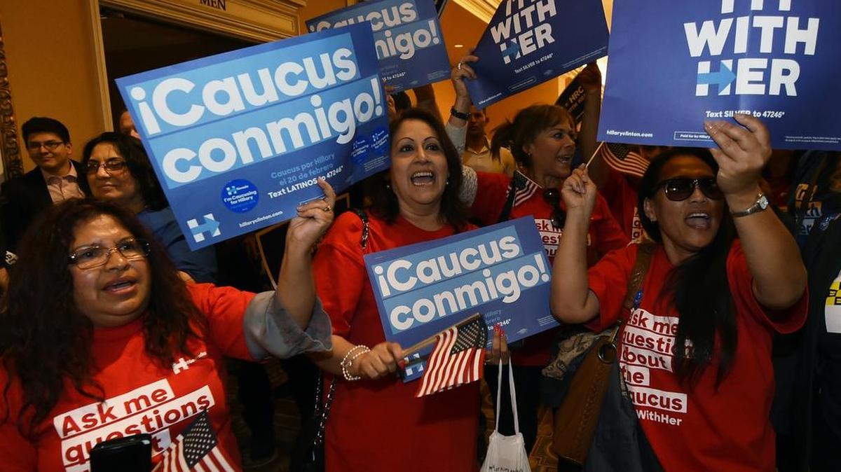Los votantes cantan mientras esperan en la cola para entrar en una bancada demócrata en el Caesars Palace el 20 de febrero de 2016 en Las Vegas, Nevada.