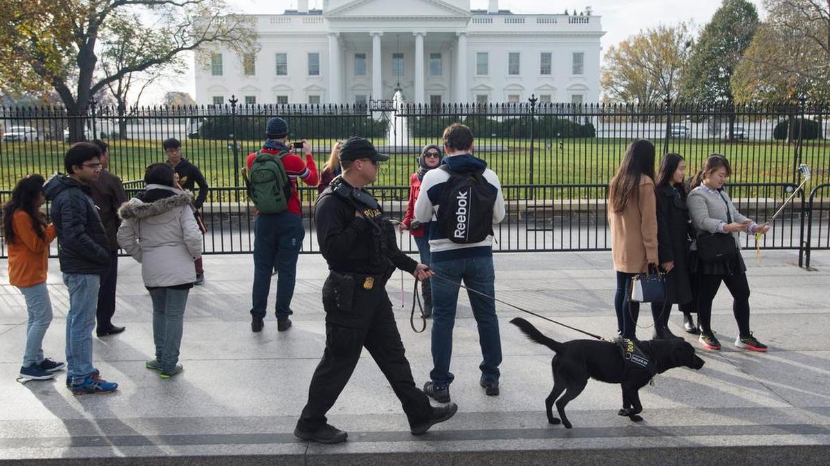 Miembros del Servicio Secreto conversan en las inmediaciones de la Casa Blanca, en Washington.