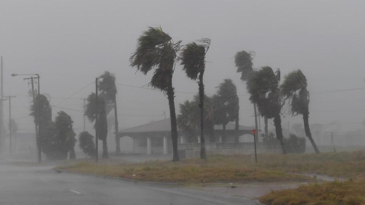 Fuertes vientos golpean una casa durante la llegada del huracán Harvey a Corpus Christi, Texas el 25 de agosto de 2017.