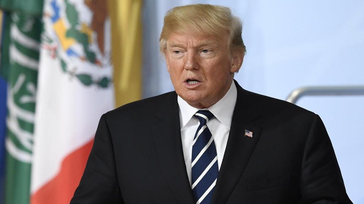 El presidente estadounidense, Donald J. Trump, se prepara para posar para una foto de familia durante la primera jornada de la cumbre de líderes de estado y gobierno del G20, en Hamburgo (Alemania) el 7 de julio de 2017.