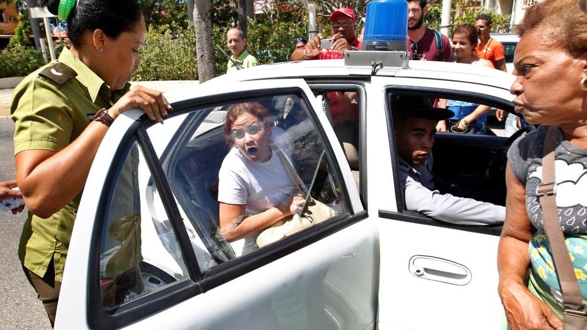 Una integrante las Damas de Blanco es arrestada durante una protesta el domingo en La Habana.