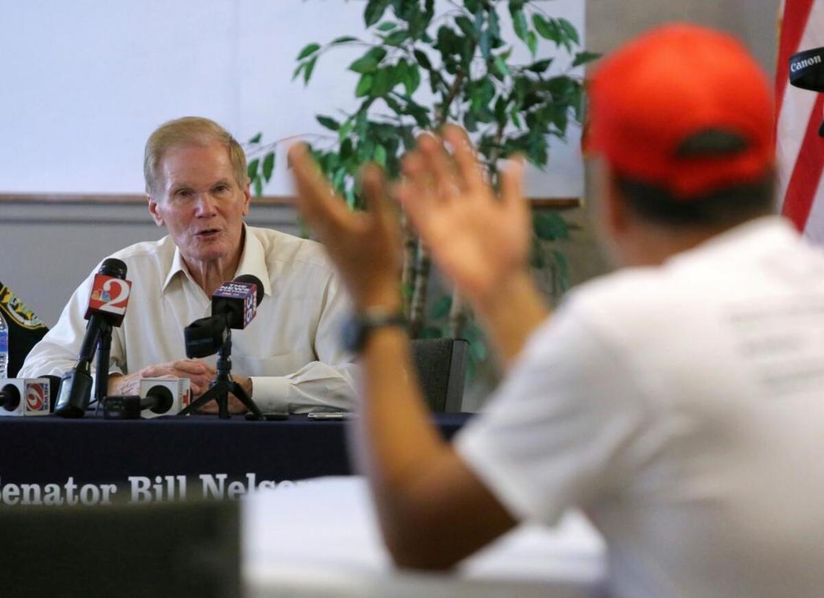 El senador Bill Nelson, demócrata por Florida, escucha a algunos puertorriqueños que viven en ese estado después del paso del huracán María pasara por la isla.