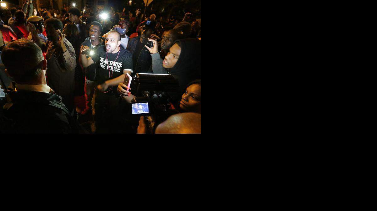 
Decenas de personas manifestaron su cólera la noche del miércoles tras un nuevo enfrentamiento mortal entre un policía blanco y un joven negro en Sant Louis (Misuri), 
