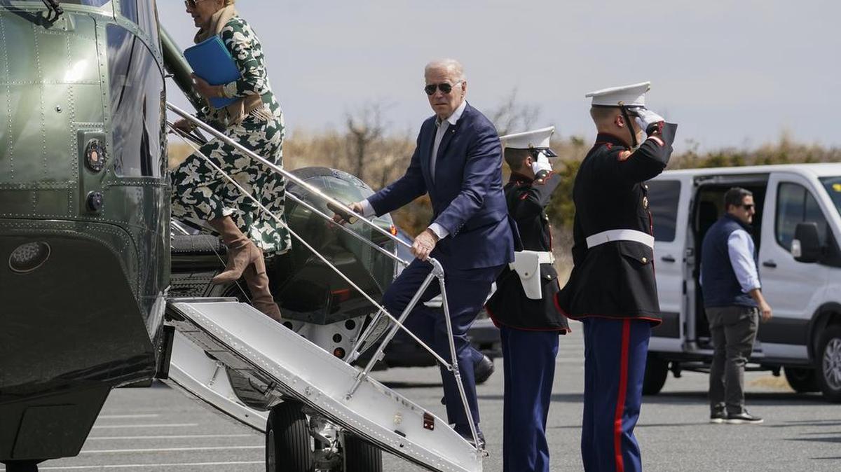 El presidente Joe Biden y la primera dama Jill Biden abordan el Marine One en Rehoboth Beach, Del., el domingo 20 de marzo de 2022, de camino a Washington. (Foto AP/Carolyn Kaster)