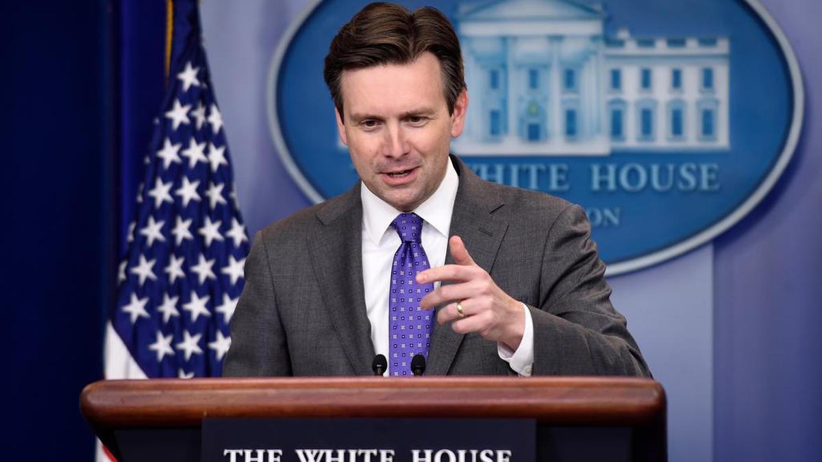 El portavoz de la Casa Blanca, Josh Earnest dijo que no descarta que Obama decida usar “todas las herramientas” que le otorga su autoridad ejecutiva para conseguir su objetivo.