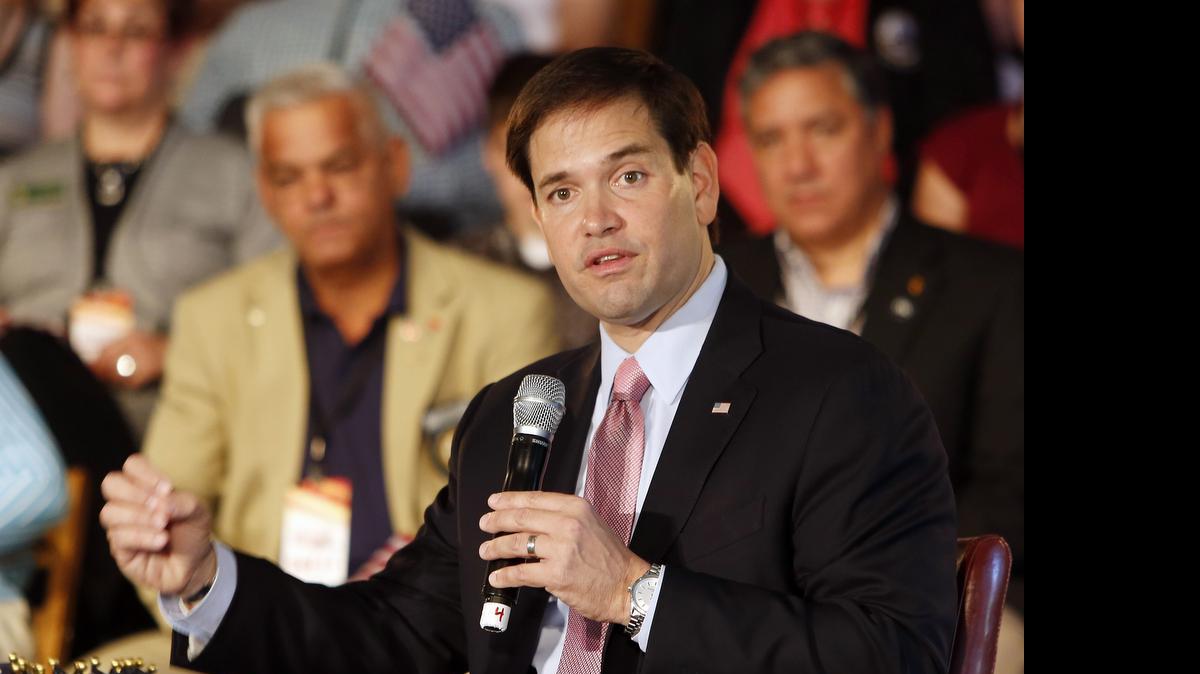
El precandidato presidencial republicano Marco Rubio se reúne con votantes en Exeter, Nueva Hampshire, el jueves 25 de junio. 
