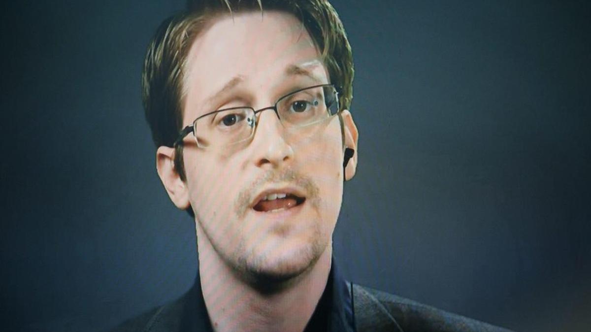 Una pantalla muestra al exanalista de la CIA Edward Snowden en videoconferencia desde Moscú (Rusia) durante una rueda de prensa en Nueva York (Estados Unidos) el 14 de septiembre de 2016, durante una campaña que pide al presidente de Estados Unidos, Barack Obama, a perdonar a Edward Snowden, asilado en Rusia y acusado de espionaje por revelar en 2013 los programas secretos de vigilancia del Gobierno estadounidense.