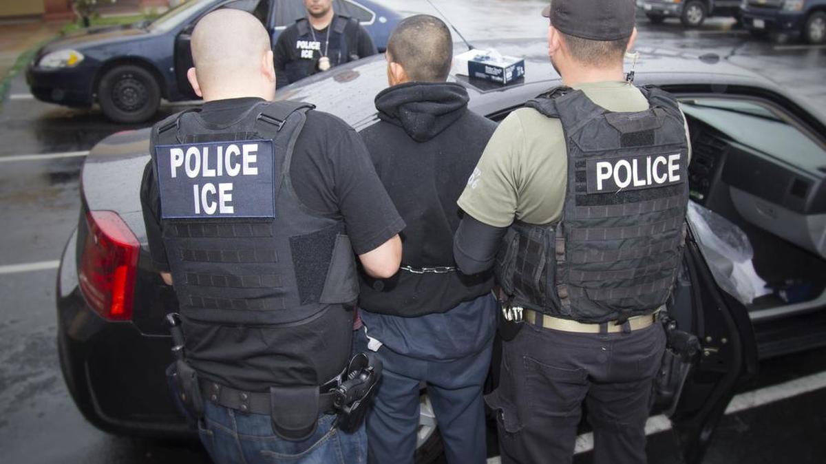 Fotografía cedida en donde se observa a agentes del Servicio de Inmigración y Aduanas (ICE) arrestando a un indocumentado el pasado 7 de febrero 2017, en Los Ángeles, California.