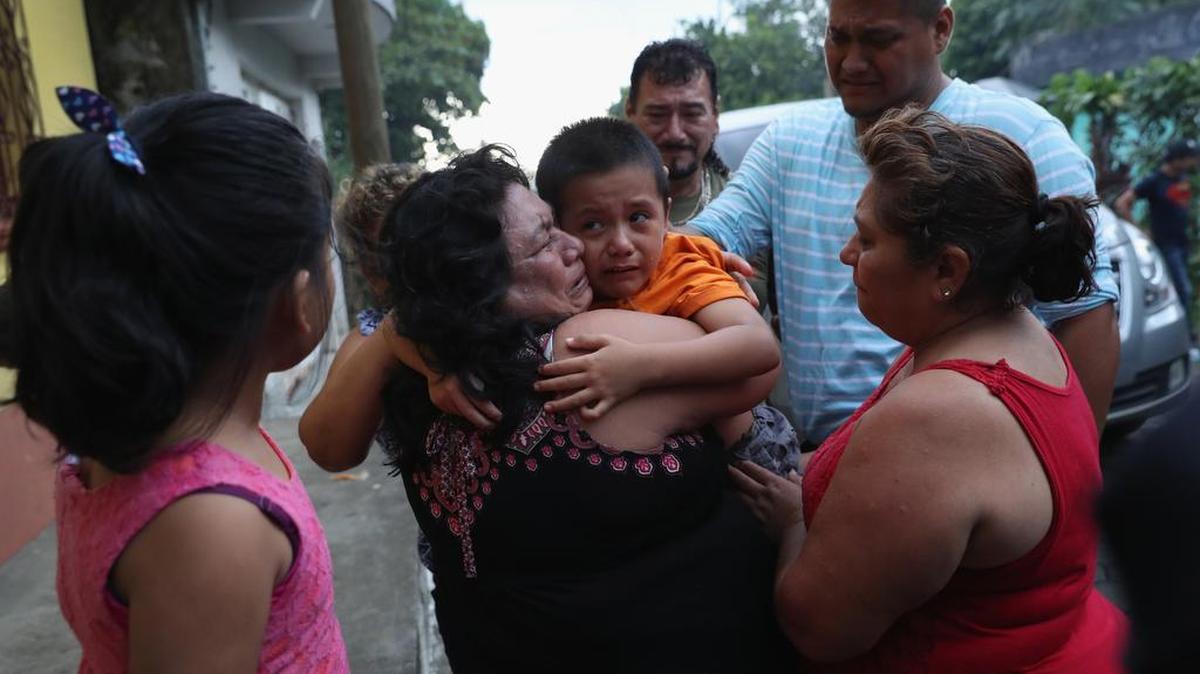 Fotografía de familiares abrazando a Leo Jeancarlo de León, de 6 años, que pudo regresar a su casa en Guatemala, después de estar tres meses separado de su madre en Estados Unidos.