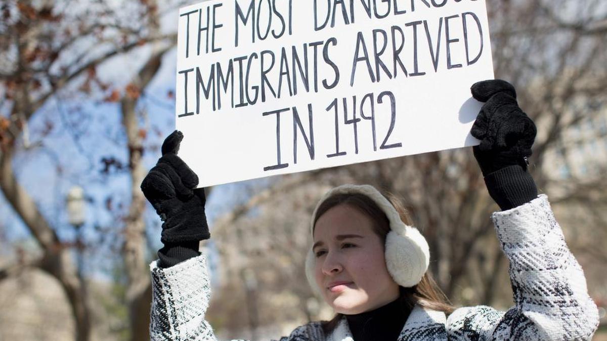 Una manifestante sostiene una señal cerca de la Casa Blanca para protestar contra la prohibición de viajar del presidente Donald Trump a seis países musulmanes el 11 de marzo de 2017 en Washington, DC.