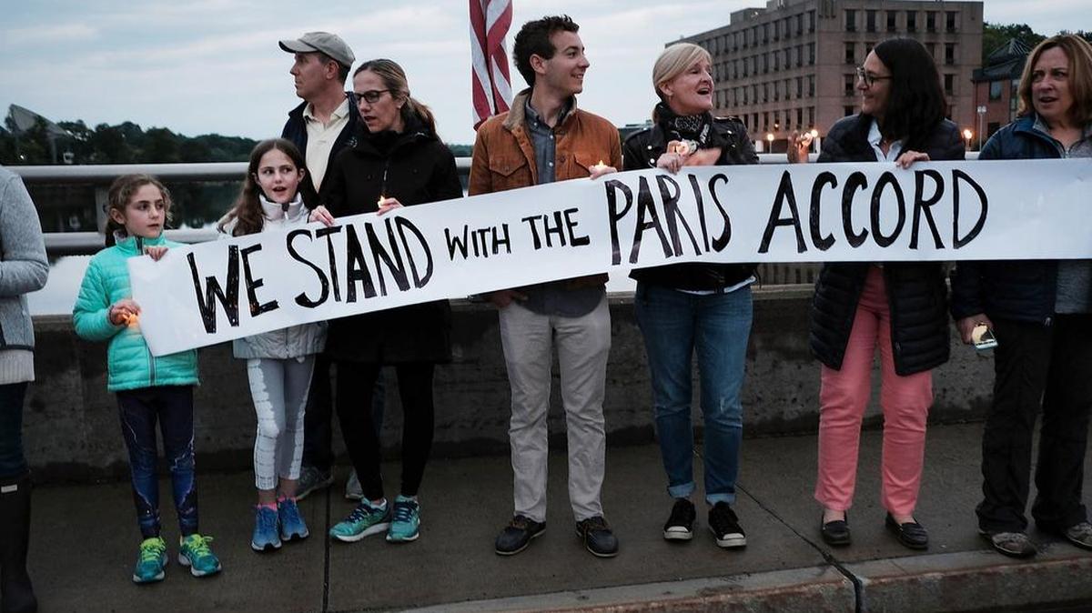 Un grupo de residentes de la ciudad de Westport, Connecticut, sostienen una pancarta que dice “Estamos con el Acuerdo de París”, el domingo, durante una protesta contra la decisión del presidente Donald Trump de retirar a EEUU del pacto climático.