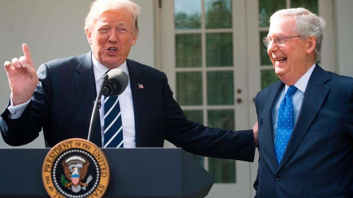 El presidente de los Estados Unidos, Donald Trump, habla con la prensa junto con el líder de la mayoría del Senado, Mitch McConnell (R), republicano de Kentucky, en el Jardín de las Rosas de la Casa Blanca en Washington, DC, 16 de octubre de 2017.
