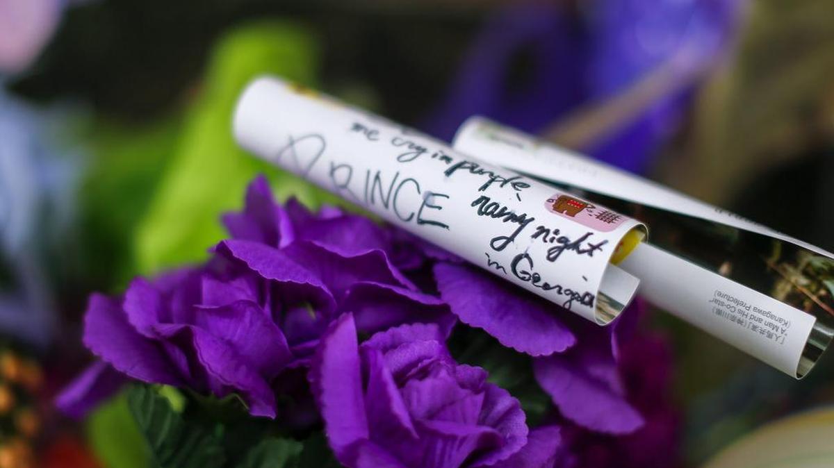 Flores en homenaje al cantante Prince en el Teatro Fox de Atlanta, Georgia, Estados Unidos, el viernes. Prince, falleció el jueves a los 57 años por causas que aún se desconocen.